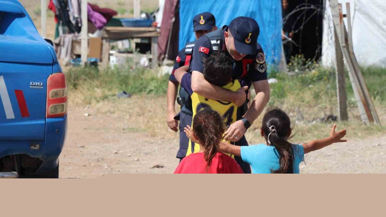 Jandarma Yozgat’ta çocukların yüzünü güldürdü
