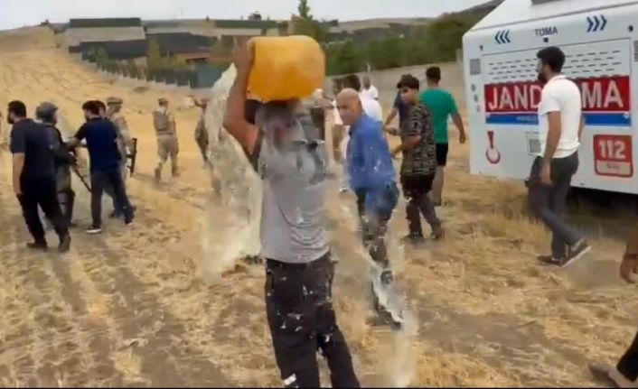 Kaçak yapıları yıkılan aileler kendini yakmaya çalıştı