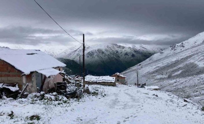 Kaçkar Dağları’ndan turistlere ‘Beyaz sürpriz’