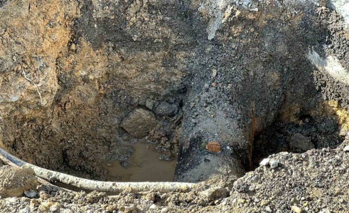 Kadıköy’de su borusu patladı: Tazyikli su metrelerce havaya fışkırdı