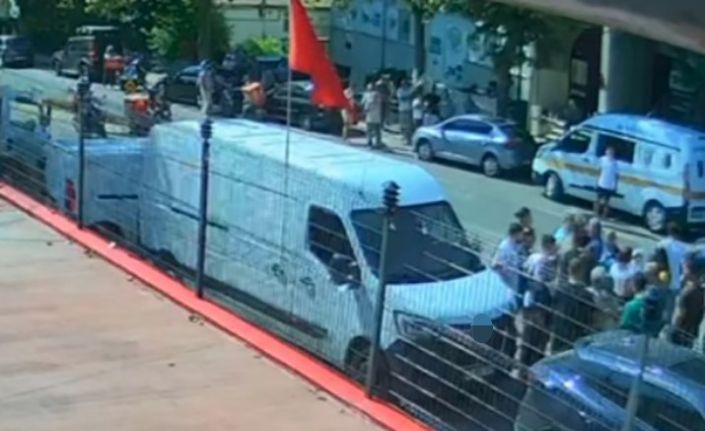 Kadın muhabire görevi başında linç girişimi kamerada: "Paramparça ederiz"