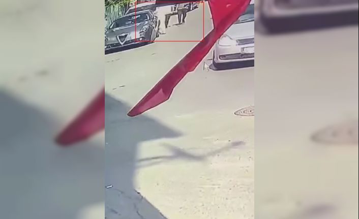 Kadının yere düşürdüğü altın bilekliğini alıp, yoluna devam eden şahıs kameraya yansıdı