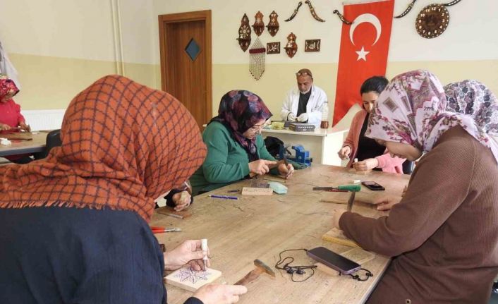 Kadınlar, sedef kakma işlemeciliğini Şahinbey Belediyesi Tesisilerinde öğreniyor