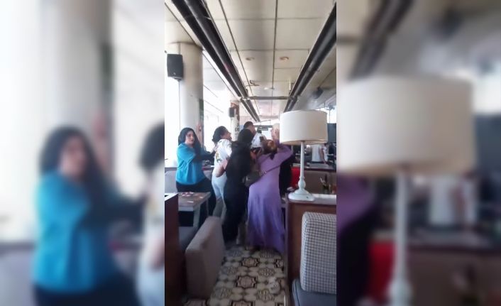 Kadınların kavgasında bardaklar havada uçuştu
