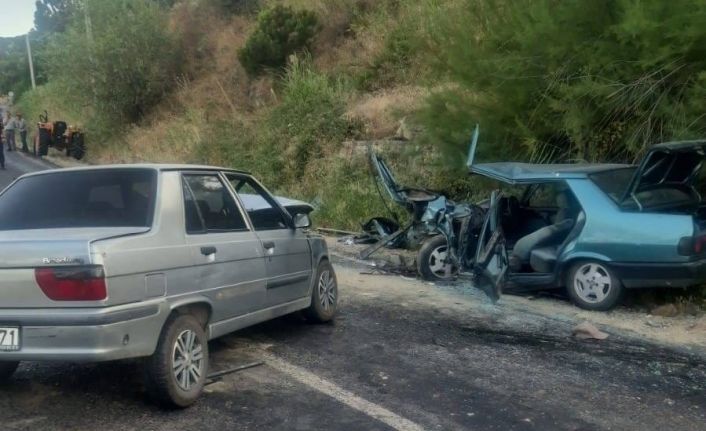 Kafa kafaya çarpıştılar: 3 yaralı