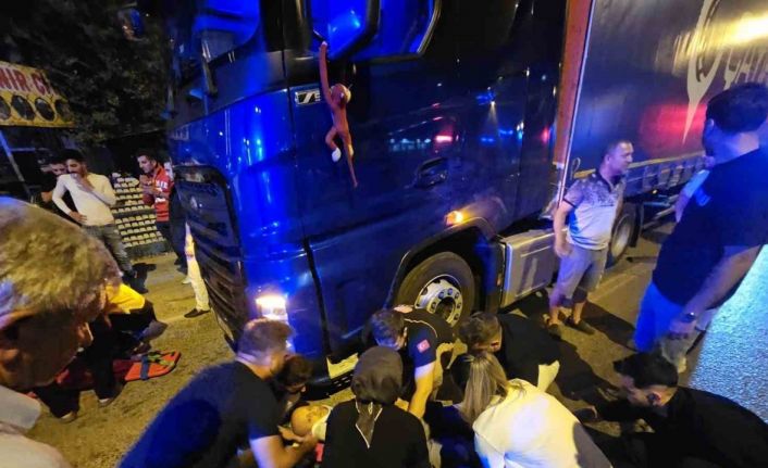 Kafası tırın altına girdi kaskı hayatını kurtardı