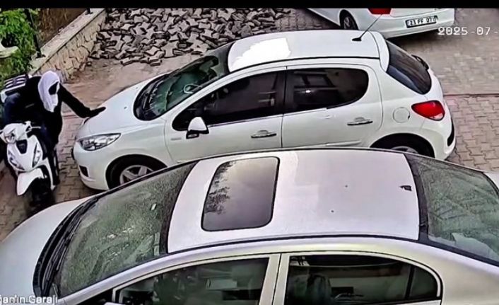 Kafasına atlet ve kask geçirerek hırsızlık girişiminde bulunan 2 şahıs kamerada