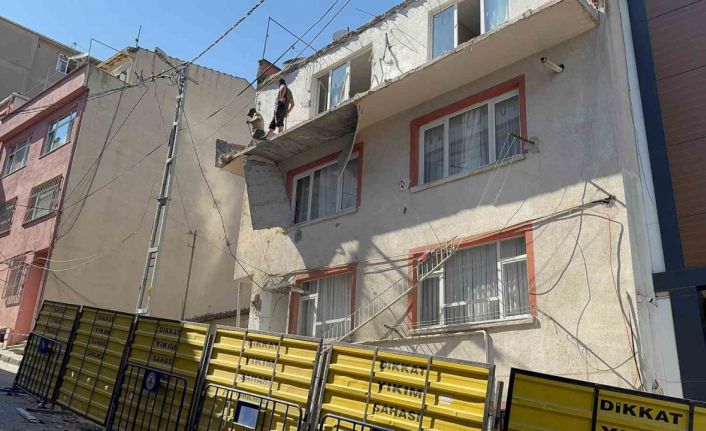 Kağıthane’de balkon çöktü, bina tedbir amaçlı mühürlendi