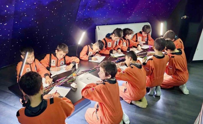 Kağıthane’de çocuklar uzayın derinliklerini keşfediyor