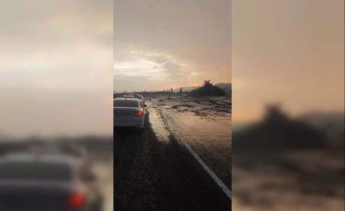 Kağızman-Iğdır karayolu sel nedeniyle ulaşıma kapandı