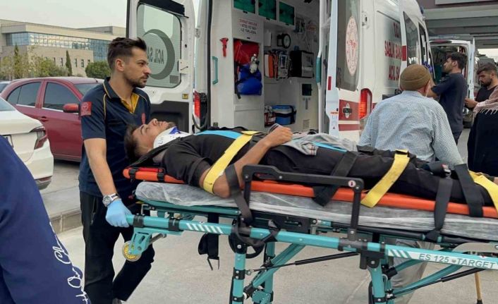 Kahta’da motosiklet otomobille çarpıştı: 2 ağır yaralı