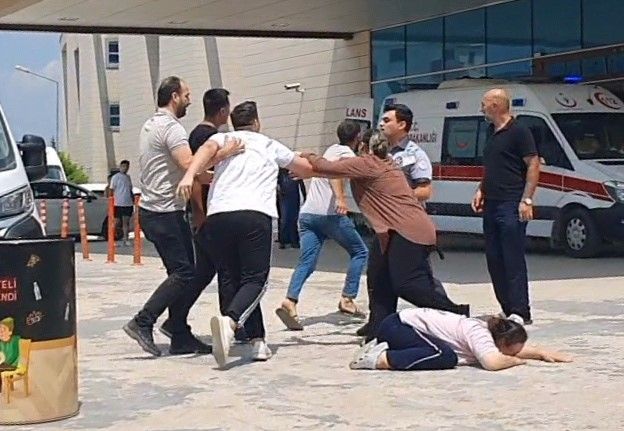 Kalbi duran 1 yaşındaki Evranur öldü...Acilde aileler birbirlerine girdi