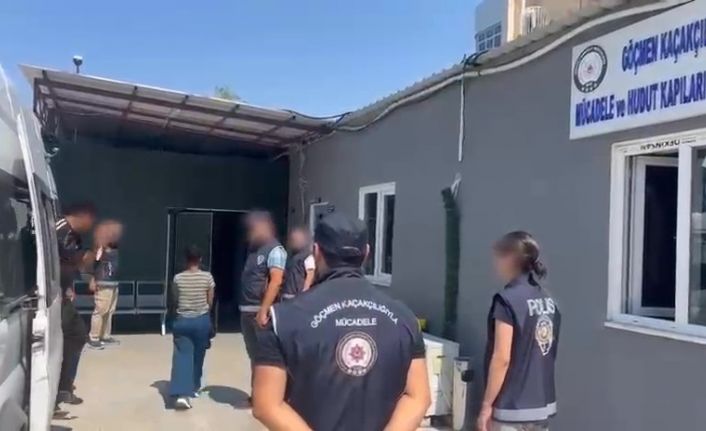 Kamerunlu göçmen kaçakçısı yurt dışına çıkarmaya çalıştığı 11 kişiyle yakalandı