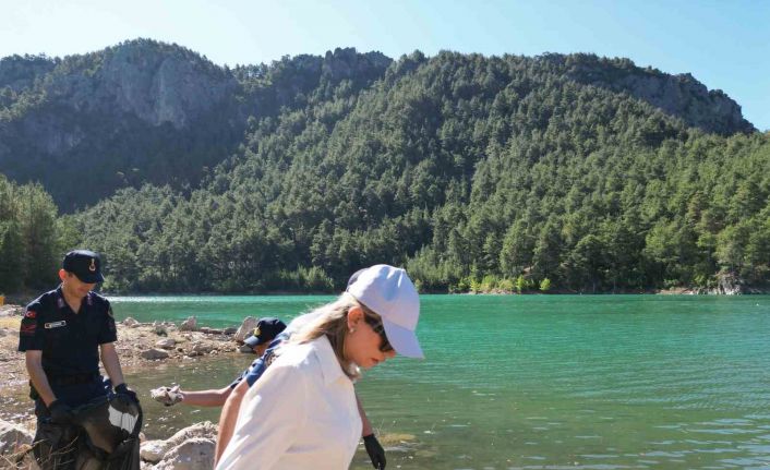 Kamu görevlileri, orman yangınına karşı atık topladı