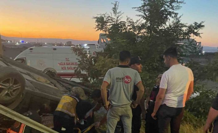 Kamyon ile otomobil çarpıştı: 2 yaralı