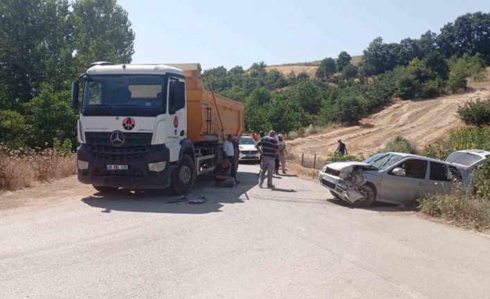 Kamyon ile otomobil kafa kafaya çarpıştı