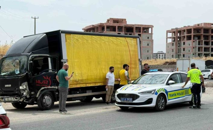 Kamyonet ile otomobil kafa kafaya çarpıştı: 2 yaralı