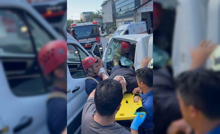 Kamyonet ile panelvan kafa kafaya çarpıştı: 1 yaralı