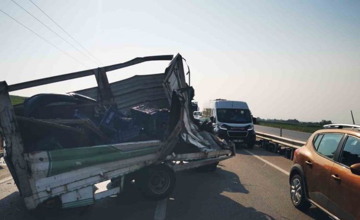 Kamyonet kamyona çarptı: 1 yaralı