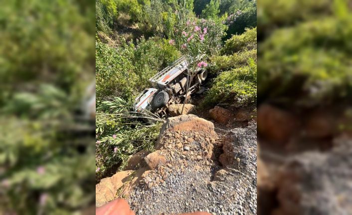 Kamyonet şarampole uçtu: 3 yaralı