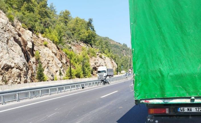 Kamyonete arkadan çarpan motosikletli yaralandı