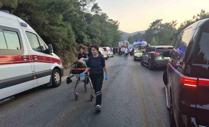 Kamyonetle otomobil kafa kafaya çarpıştı: 4 yaralı