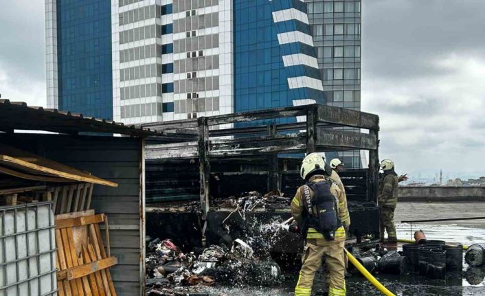 Kamyonette çıkan yangın Tesla araca sıçradı, dün aldığı otomobil zarar gördü