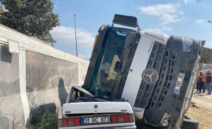Kamyonun üzerine devrilmesiyle hurdaya dönen Tofaş’ta kimsenin olmaması faciayı önledi