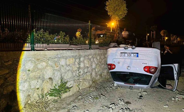 Kanala düşen otomobilin sürücüsü yaralandı