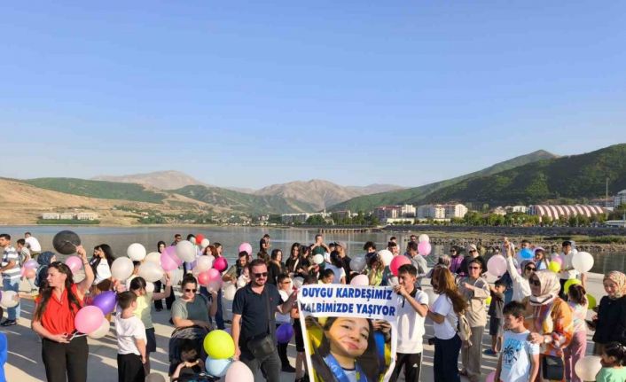 Kansere yenik düşen Duygu için gökyüzüne balonlar bırakıldı