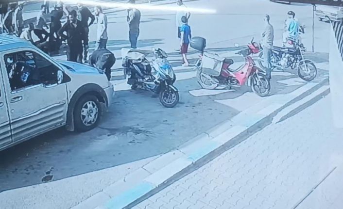 Kapıyı açmasıyla motosiklet sürücüsü yere yığıldı