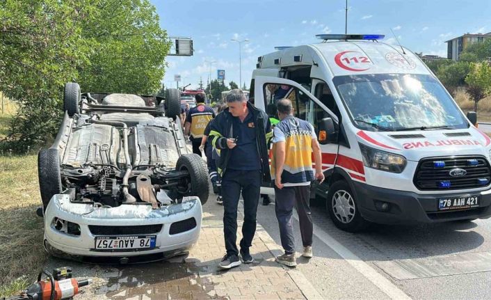 Kaputu açılan otomobile çarptı: Ters dönen aracın sürücüsü yaralandı