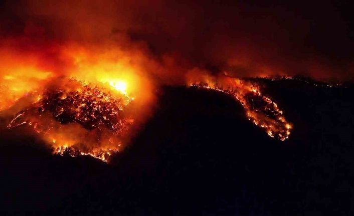 Kara yoluna yaklaşan alevler dronla görüntülendi