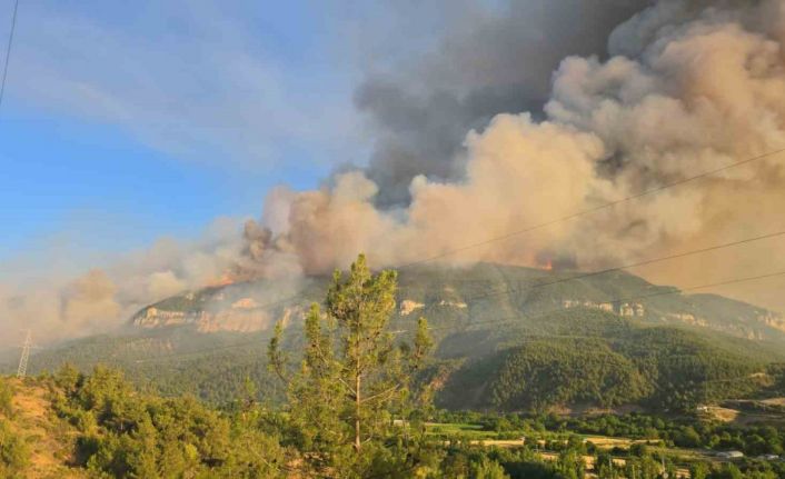 Karabük’te alevler karayoluna doğru ilerliyor