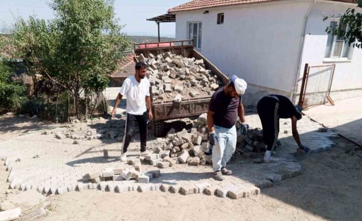 Karacasu’da parke taşı döşeme çalışmaları devam ediyor