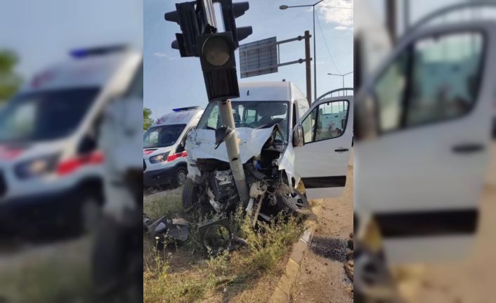 Karadeniz Sahil Yolu’nda minibüs ile otomobil çarpıştı: 13 yaralı