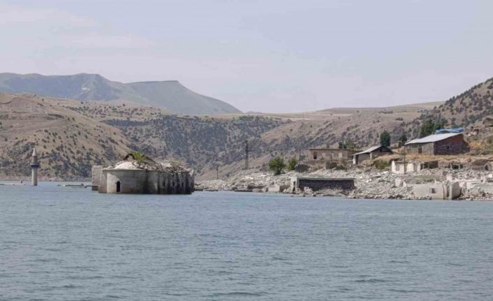 Karakurt Baraj Gölü’nde sular çekildi, tarihi köy yeniden ortaya çıktı