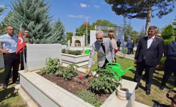 Karaman’da 15 Temmuz Demokrasi ve Milli Birlik Günü şehitlik ziyaretiyle başladı