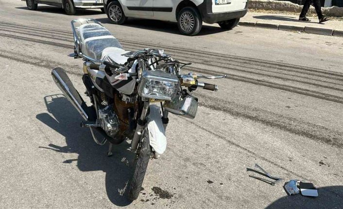 Karaman’da ciple çarpışıp yola savrulan motosikletli yaralandı