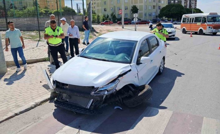 Karaman’da iki otomobil çarpıştı: 1’i çocuk 3 yaralı