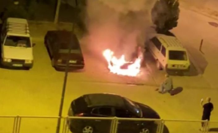 Karaman’da park halindeki otomobil alev alev yandı