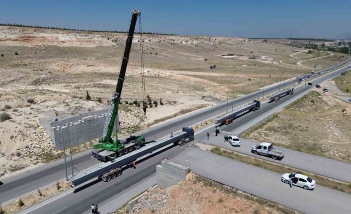 Karaman’da yeni çevre yolundaki köprülü kavşağın 60 tonluk köprü kirişleri vinçle yerleştirildi
