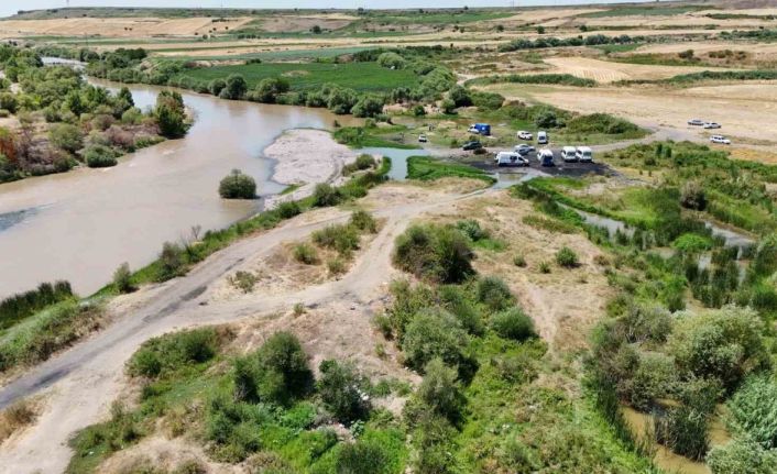 Kardeşini ve yakınını kurtarmak isterken Dicle Nehri’nde kaybolan genci arama çalışmaları havadan görüntülendi