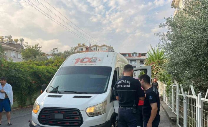 Kargo minibüsünde uyuyakalan sürücü ekipleri alarma geçirdi