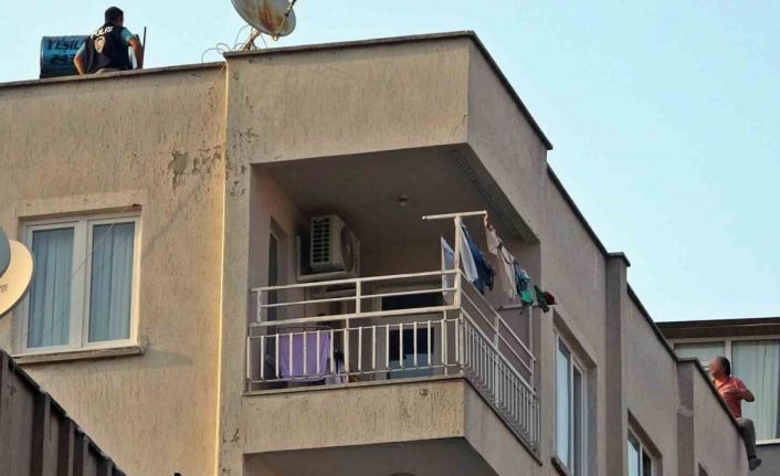 Karısına kızıp çatıya çıktı, itfaiye erlerine köşe kapmaca oynattı