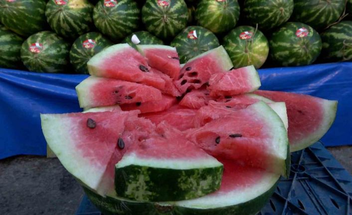 Karpuzun yıkanmadan kesilmesi "salmonella" riskini artırıyor