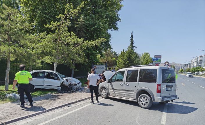 Karşı yola geçen otomobil 2 araca ve trafoya çarptı: 1 yaralı