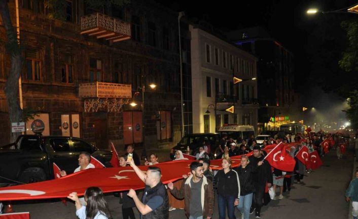 Karslılar 15 Temmuz’un 9’uncu yıl dönümünde meydanları doldurdu