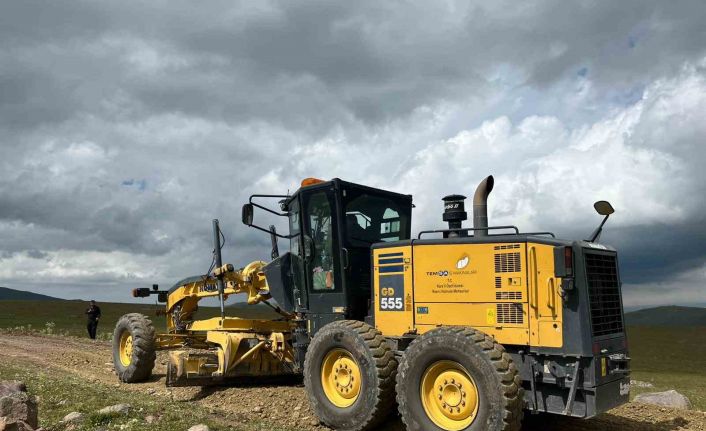 Kars’ta köy yollarının yapımı devam ediyor