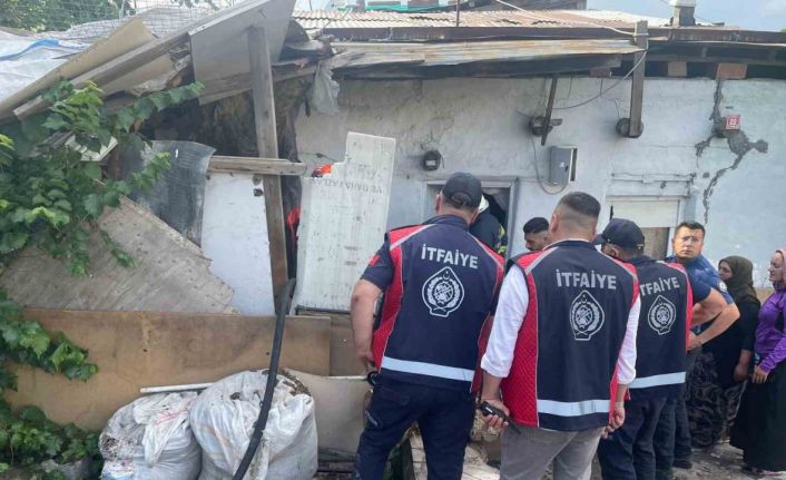 Kars’ta odunlukta çıkan yangın itfaiye ekiplerince söndürüldü